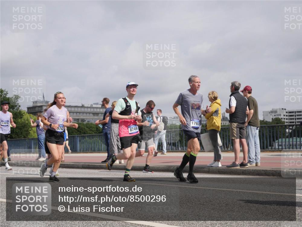 29.06.2025 - hella hamburg halbmarathon Luisa Fischer http://msf.ph/oto/8500296 29.06.2025 10:05:36 Kennedybrücke 13976, 5742, 8749, 1793, 1254, 2685, 3780, 3919, 5742, 6166, 6708, 7049, 7323, 8662, 8749, 10539 meine-sportfotos.de