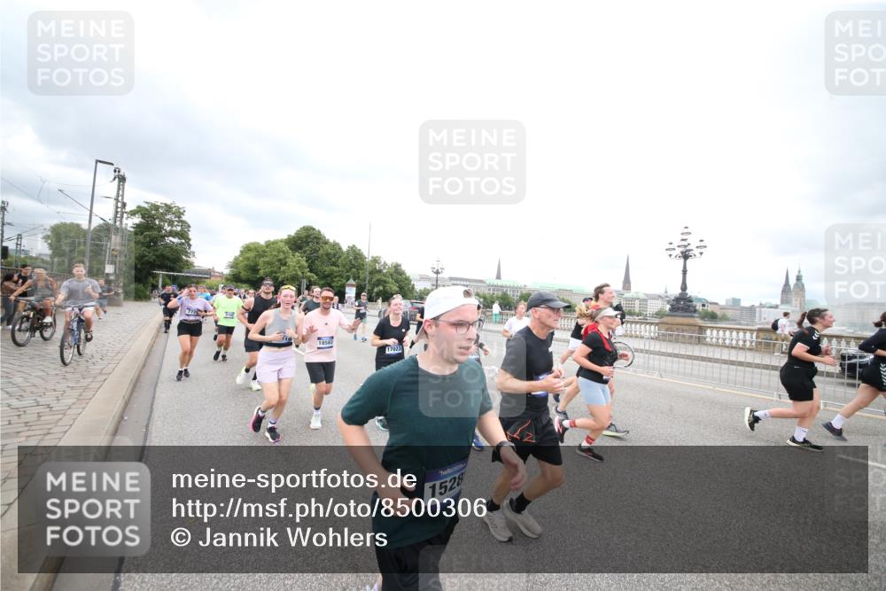 29.06.2025 - hella hamburg halbmarathon Jannik Wohlers http://msf.ph/oto/8500306 29.06.2025 10:57:15 Lombardsbrücke 1123, 1242, 1248, 1265, 1643, 2015, 2451, 2567, 3191, 3385, 3433, 3750, 3954, 4059, 4197, 4521, 4830, 5117, 5632, 5736, 6827, 6857, 6916, 7172, 7720, 8035, 8159, 8386, 8708, 8873, 9059, 9233, 9318, 9496, 9607, 9613, 9840, 10070, 10461, 10551, 10578, 10629, 10630, 11026, 11193, 11377, 11947, 12172, 12713, 12799, 12819, 13131, 13340, 13425, 13427, 13882, 14256, 14944, 14968, 15033, 15288, 15956, 15958, 16082, 16130 meine-sportfotos.de