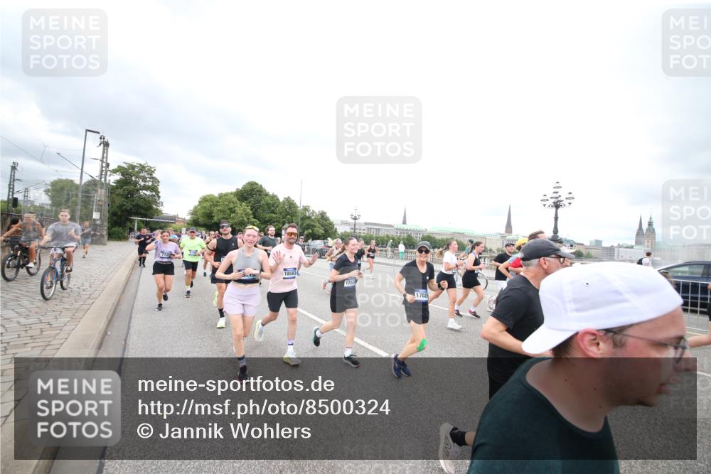 29.06.2025 - hella hamburg halbmarathon Jannik Wohlers http://msf.ph/oto/8500324 29.06.2025 10:57:15 Lombardsbrücke 1123, 1242, 1248, 1265, 1643, 2015, 2451, 2567, 3191, 3385, 3433, 3750, 3954, 4059, 4197, 4521, 4830, 5117, 5632, 5736, 6827, 6857, 6916, 7172, 7720, 8035, 8159, 8386, 8708, 8873, 9059, 9233, 9318, 9496, 9607, 9613, 9840, 10070, 10461, 10551, 10578, 10629, 10630, 11026, 11193, 11377, 11947, 12172, 12713, 12799, 12819, 13131, 13340, 13425, 13427, 13882, 14256, 14944, 14968, 15033, 15288, 15956, 15958, 16082, 16130 meine-sportfotos.de