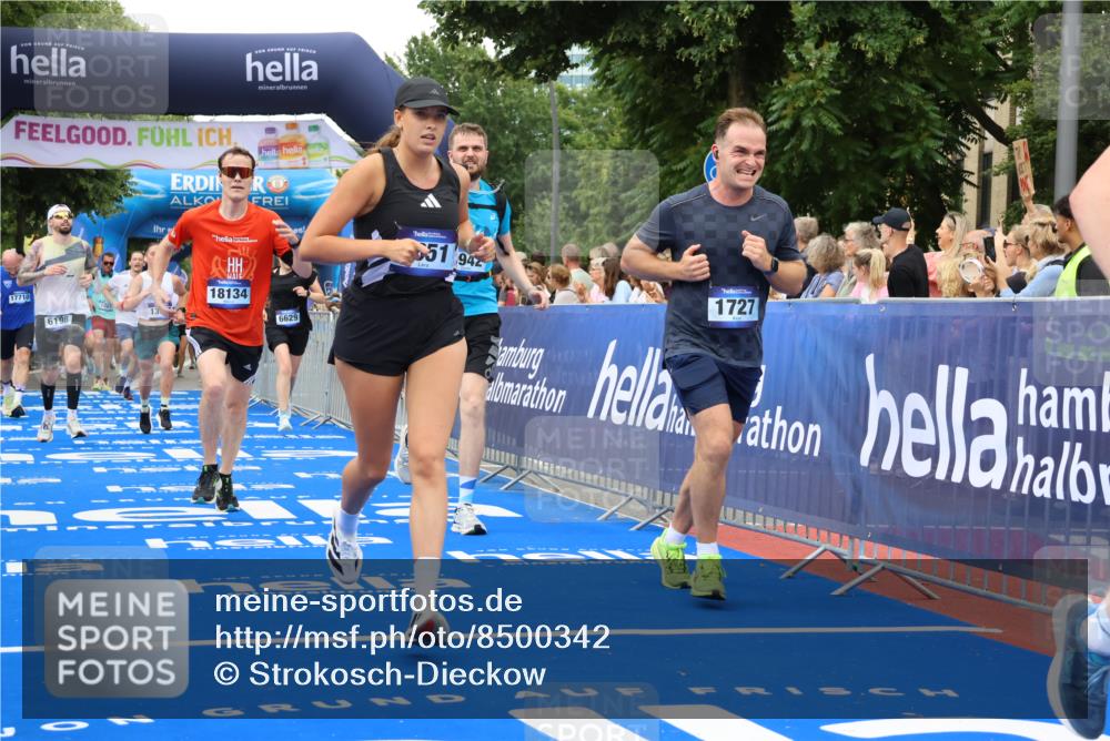 29.06.2025 - hella hamburg halbmarathon Strokosch-Dieckow http://msf.ph/oto/8500342 29.06.2025 10:53:23 Ziel 1061, 1499, 1683, 1727, 2070, 2074, 2354, 4065, 5866, 6198, 6629, 6942, 7312, 8651, 11068, 11844, 12490, 12909, 13912, 13997, 15681, 15838, 17710, 18134, 18901 meine-sportfotos.de