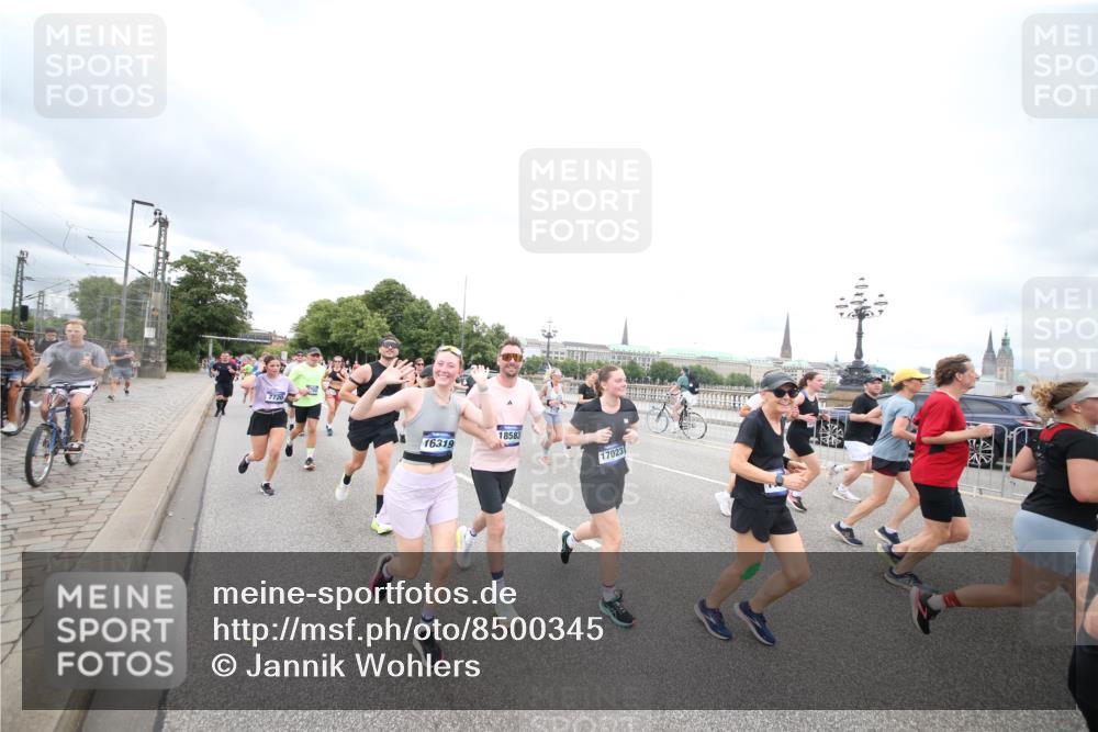 29.06.2025 - hella hamburg halbmarathon Jannik Wohlers http://msf.ph/oto/8500345 29.06.2025 10:57:15 Lombardsbrücke 1123, 1242, 1248, 1265, 1643, 2015, 2451, 2567, 3191, 3385, 3433, 3750, 3954, 4059, 4197, 4521, 4830, 5117, 5632, 5736, 6827, 6857, 6916, 7172, 7720, 8035, 8159, 8386, 8708, 8873, 9059, 9233, 9318, 9496, 9607, 9613, 9840, 10070, 10461, 10551, 10578, 10629, 10630, 11026, 11193, 11377, 11947, 12172, 12713, 12799, 12819, 13131, 13340, 13425, 13427, 13882, 14256, 14944, 14968, 15033, 15288, 15956, 15958, 16082, 16130 meine-sportfotos.de