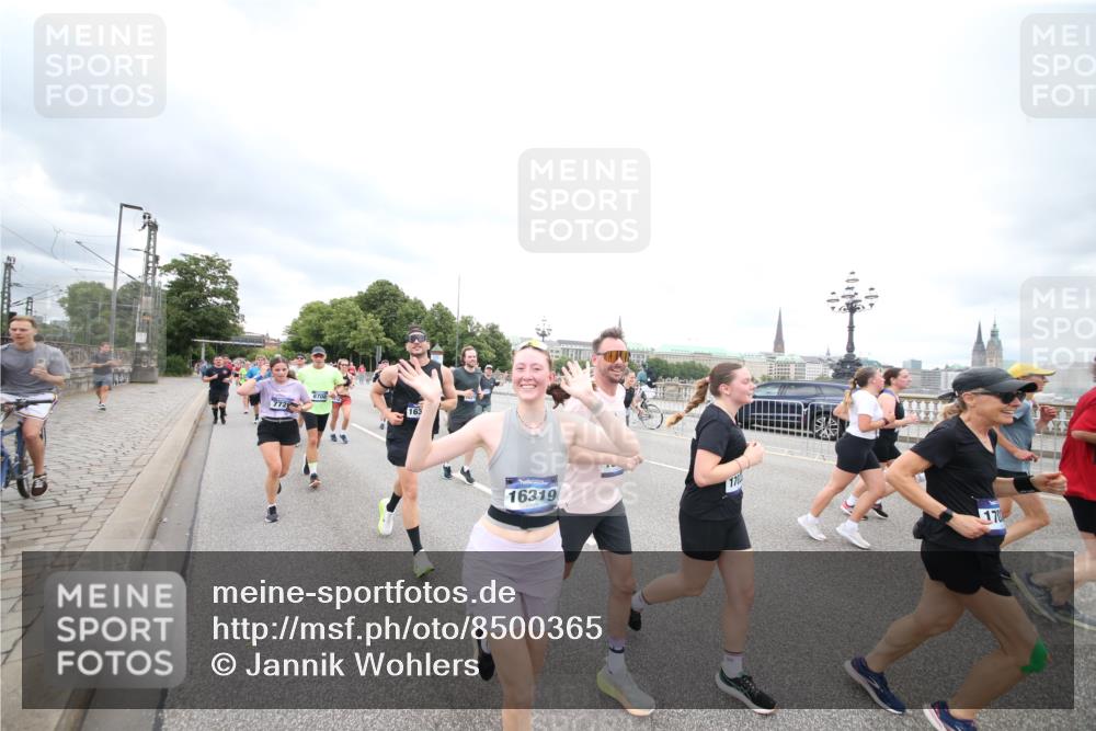 29.06.2025 - hella hamburg halbmarathon Jannik Wohlers http://msf.ph/oto/8500365 29.06.2025 10:57:16 Lombardsbrücke 1123, 1242, 1248, 1265, 1643, 2015, 2451, 2567, 3191, 3385, 3433, 3750, 3954, 4059, 4197, 4521, 4830, 5117, 5632, 5736, 6827, 6857, 6916, 7172, 7720, 8035, 8159, 8386, 8708, 8873, 9059, 9233, 9318, 9394, 9496, 9607, 9613, 9840, 10070, 10352, 10461, 10513, 10551, 10578, 10629, 10630, 11013, 11026, 11193, 11377, 11947, 12172, 12713, 12819, 13131, 13340, 13425, 13427, 13882, 14256, 14944, 14968, 15033, 15288, 15956, 15958, 16082, 16130 meine-sportfotos.de