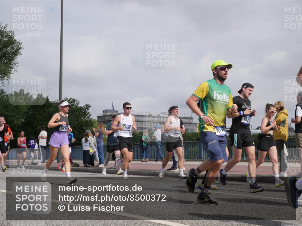 29.06.2025 - hella hamburg halbmarathon Luisa Fischer http://msf.ph/oto/8500372 29.06.2025 10:05:46 Kennedybrücke 33, 6295, 159, 7323, 3488, 1349, 19176, 1414, 2142, 2685, 2819, 3225, 3919, 6295, 6752, 6997, 7323, 8003, 8364, 9006, 10295 meine-sportfotos.de