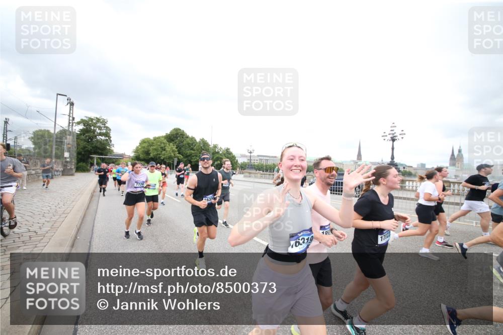 29.06.2025 - hella hamburg halbmarathon Jannik Wohlers http://msf.ph/oto/8500373 29.06.2025 10:57:16 Lombardsbrücke 1123, 1242, 1248, 1265, 1643, 2015, 2451, 2567, 3191, 3385, 3433, 3750, 3954, 4059, 4197, 4521, 4830, 5117, 5632, 5736, 6827, 6857, 6916, 7172, 7720, 8035, 8159, 8386, 8708, 8873, 9059, 9233, 9318, 9394, 9496, 9607, 9613, 9840, 10070, 10352, 10461, 10513, 10551, 10578, 10629, 10630, 11013, 11026, 11193, 11377, 11947, 12172, 12713, 12819, 13131, 13340, 13425, 13427, 13882, 14256, 14944, 14968, 15033, 15288, 15956, 15958, 16082, 16130 meine-sportfotos.de