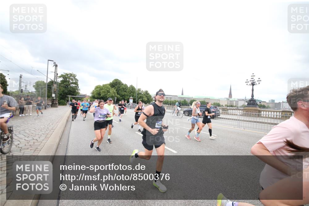 29.06.2025 - hella hamburg halbmarathon Jannik Wohlers http://msf.ph/oto/8500376 29.06.2025 10:57:16 Lombardsbrücke 1123, 1242, 1248, 1265, 1643, 2015, 2451, 2567, 3191, 3385, 3433, 3750, 3954, 4059, 4197, 4521, 4830, 5117, 5632, 5736, 6827, 6857, 6916, 7172, 7720, 8035, 8159, 8386, 8708, 8873, 9059, 9233, 9318, 9394, 9496, 9607, 9613, 9840, 10070, 10352, 10461, 10513, 10551, 10578, 10629, 10630, 11013, 11026, 11193, 11377, 11947, 12172, 12713, 12819, 13131, 13340, 13425, 13427, 13882, 14256, 14944, 14968, 15033, 15288, 15956, 15958, 16082, 16130 meine-sportfotos.de