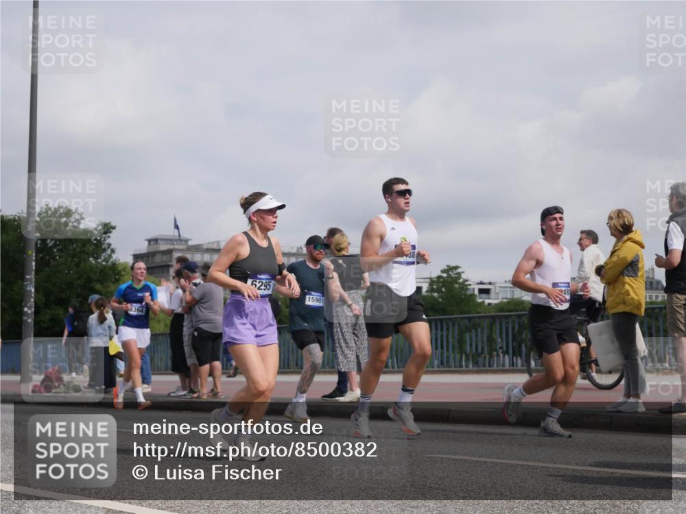 29.06.2025 - hella hamburg halbmarathon Luisa Fischer http://msf.ph/oto/8500382 29.06.2025 10:05:47 Kennedybrücke 8364, 6295, 15901, 38, 1414, 2142, 2685, 2819, 3225, 6295, 6752, 6997, 7323, 8003, 8364, 9006, 10295 meine-sportfotos.de