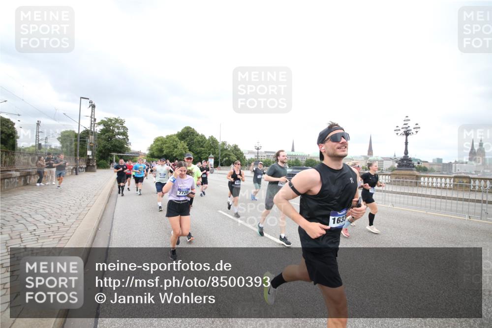 29.06.2025 - hella hamburg halbmarathon Jannik Wohlers http://msf.ph/oto/8500393 29.06.2025 10:57:17 Lombardsbrücke 1123, 1242, 1248, 1265, 1643, 2015, 2451, 2567, 2900, 3191, 3385, 3433, 3750, 3954, 4059, 4197, 4521, 4830, 5117, 5632, 5736, 6827, 6857, 6916, 7172, 7720, 8159, 8708, 8873, 9059, 9233, 9318, 9394, 9496, 9607, 9613, 9840, 10070, 10352, 10461, 10513, 10551, 10578, 10629, 10630, 11013, 11026, 11193, 11266, 11267, 11377, 11947, 12172, 12713, 12819, 13131, 13340, 13425, 13427, 13882, 14256, 14290, 14944, 14968, 15033, 15288, 15956, 15958, 16082, 16130 meine-sportfotos.de
