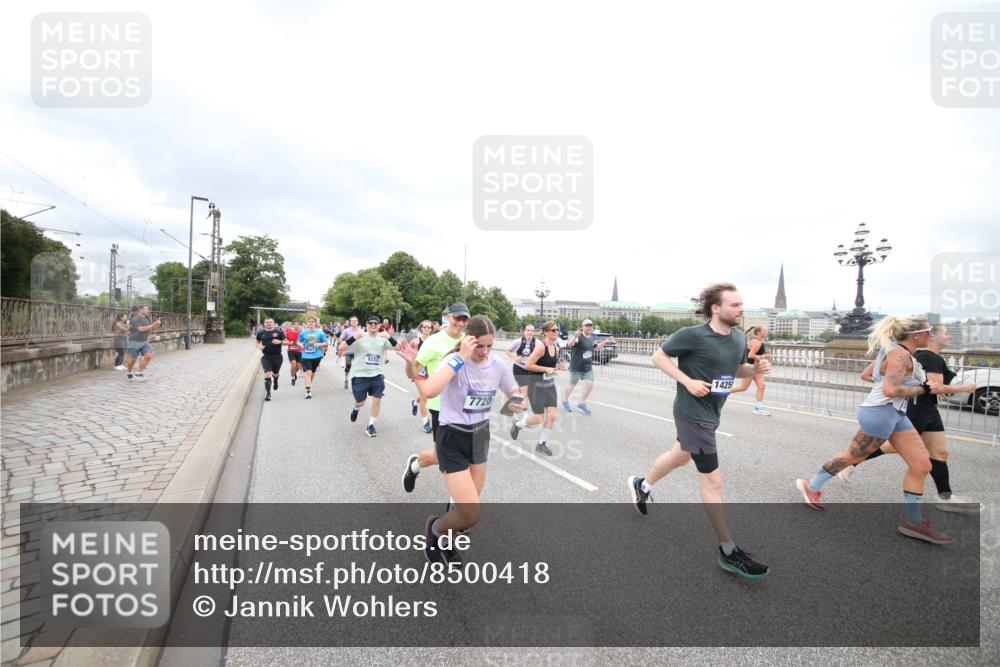 29.06.2025 - hella hamburg halbmarathon Jannik Wohlers http://msf.ph/oto/8500418 29.06.2025 10:57:17 Lombardsbrücke 1123, 1242, 1248, 1265, 1643, 2015, 2451, 2567, 2900, 3191, 3385, 3433, 3750, 3954, 4059, 4197, 4521, 4830, 5117, 5632, 5736, 6827, 6857, 6916, 7172, 7720, 8159, 8708, 8873, 9059, 9233, 9318, 9394, 9496, 9607, 9613, 9840, 10070, 10352, 10461, 10513, 10551, 10578, 10629, 10630, 11013, 11026, 11193, 11266, 11267, 11377, 11947, 12172, 12713, 12819, 13131, 13340, 13425, 13427, 13882, 14256, 14290, 14944, 14968, 15033, 15288, 15956, 15958, 16082, 16130 meine-sportfotos.de
