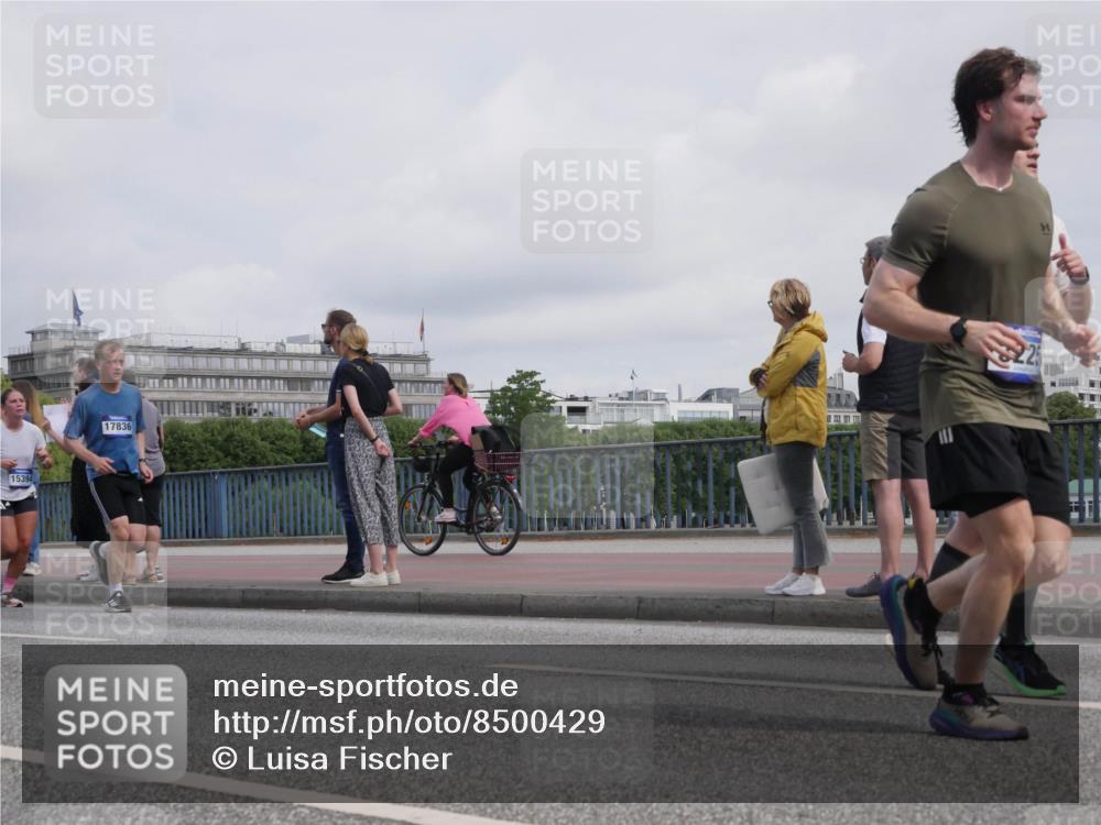 29.06.2025 - hella hamburg halbmarathon Luisa Fischer http://msf.ph/oto/8500429 29.06.2025 10:05:54 Kennedybrücke 15394, 17836, 225, 1414, 2712, 2780, 2819, 3225, 6208, 6752, 6815, 6997, 7869, 8003, 8481, 8483, 9006 meine-sportfotos.de