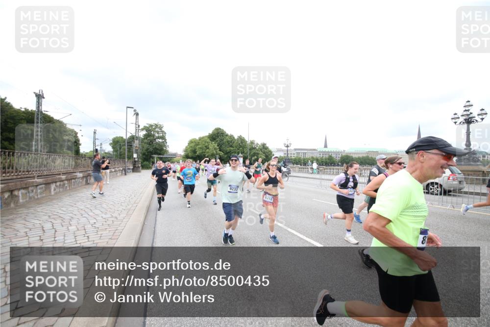 29.06.2025 - hella hamburg halbmarathon Jannik Wohlers http://msf.ph/oto/8500435 29.06.2025 10:57:18 Lombardsbrücke 1123, 1242, 1248, 1265, 1643, 2015, 2451, 2567, 2900, 3191, 3385, 3433, 3750, 3954, 4059, 4197, 4521, 4830, 5117, 5632, 5736, 6827, 6857, 6916, 7172, 7193, 7720, 8159, 8474, 8708, 8773, 8873, 9059, 9233, 9318, 9394, 9496, 9607, 9613, 9840, 10070, 10352, 10461, 10513, 10551, 10578, 10629, 10630, 10912, 11013, 11026, 11193, 11266, 11267, 11377, 11947, 12172, 12713, 12819, 13131, 13340, 13882, 14256, 14290, 14944, 14968, 15033, 15288, 15800, 15956, 15958, 16082, 16130 meine-sportfotos.de