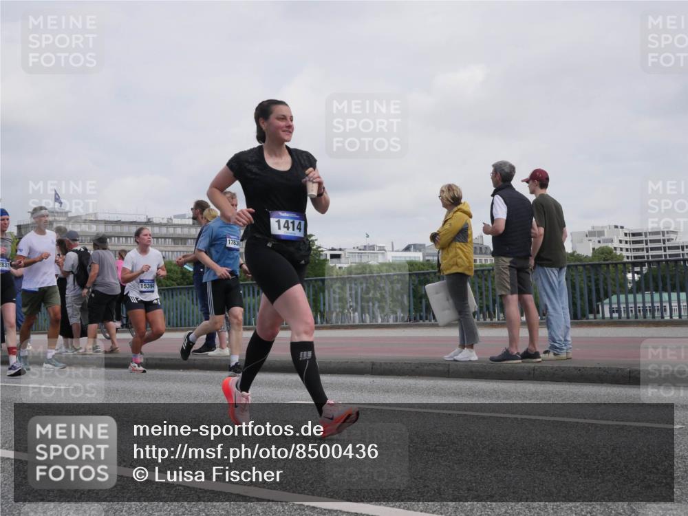 29.06.2025 - hella hamburg halbmarathon Luisa Fischer http://msf.ph/oto/8500436 29.06.2025 10:05:55 Kennedybrücke 2837, 15394, 17836, 1414, 1414, 2712, 2780, 2819, 3225, 6208, 6752, 6815, 7869, 8003, 8481, 8483, 8624, 9006 meine-sportfotos.de