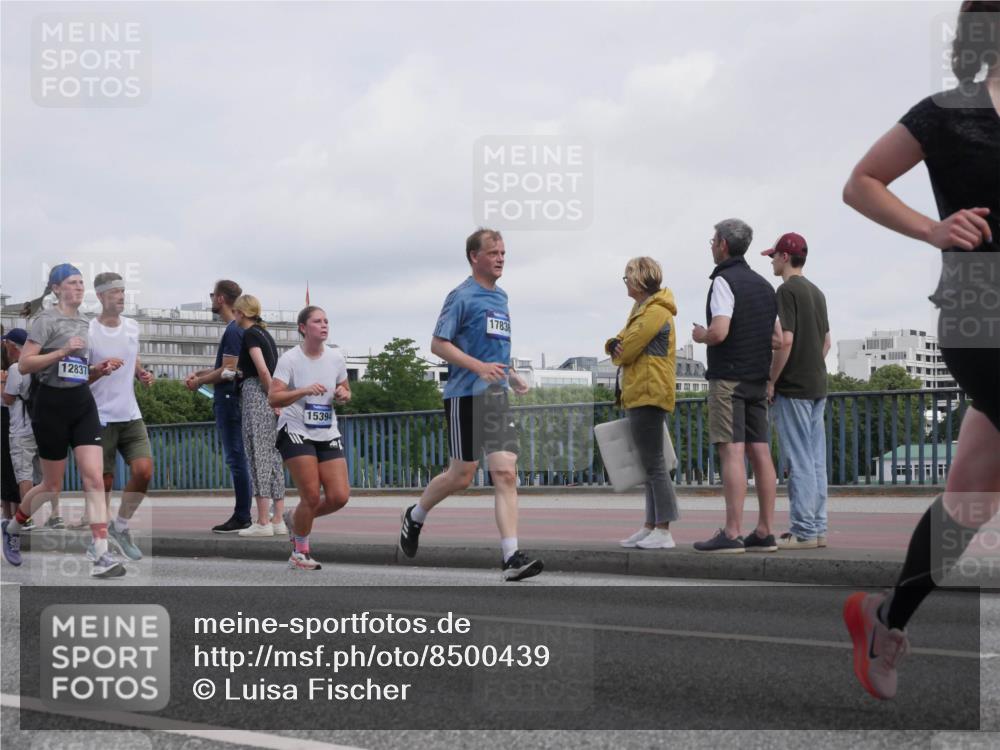 29.06.2025 - hella hamburg halbmarathon Luisa Fischer http://msf.ph/oto/8500439 29.06.2025 10:05:56 Kennedybrücke 12837, 15394, 17836, 1414, 2712, 2780, 2819, 3225, 6208, 6815, 7869, 8003, 8481, 8483, 8624, 9006 meine-sportfotos.de