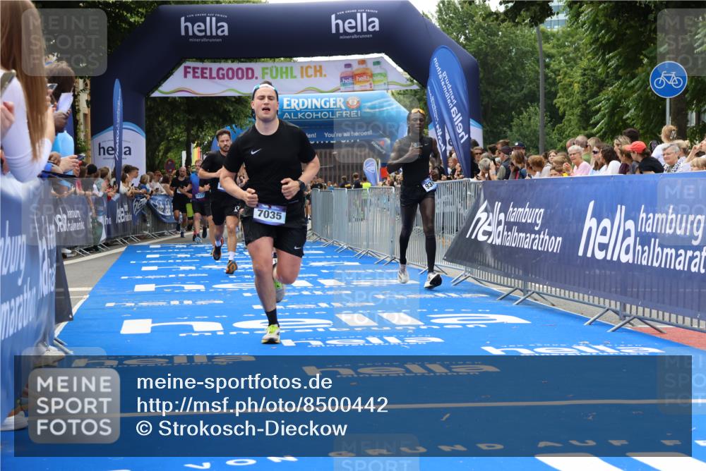 29.06.2025 - hella hamburg halbmarathon Strokosch-Dieckow http://msf.ph/oto/8500442 29.06.2025 10:42:58 Ziel 4229, 4823, 5477, 6721, 7035, 8218, 9364, 9833, 10469, 12657, 12723, 12776, 12839, 14849, 17177, 18559, 18659, 19038 meine-sportfotos.de