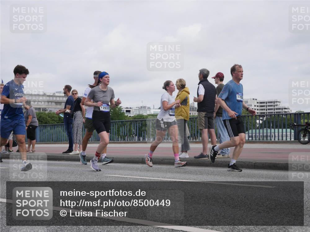 29.06.2025 - hella hamburg halbmarathon Luisa Fischer http://msf.ph/oto/8500449 29.06.2025 10:05:57 Kennedybrücke 12837, 1539, 1783, 1414, 2712, 2780, 3225, 6208, 6815, 7869, 8481, 8483, 8624, 10128 meine-sportfotos.de