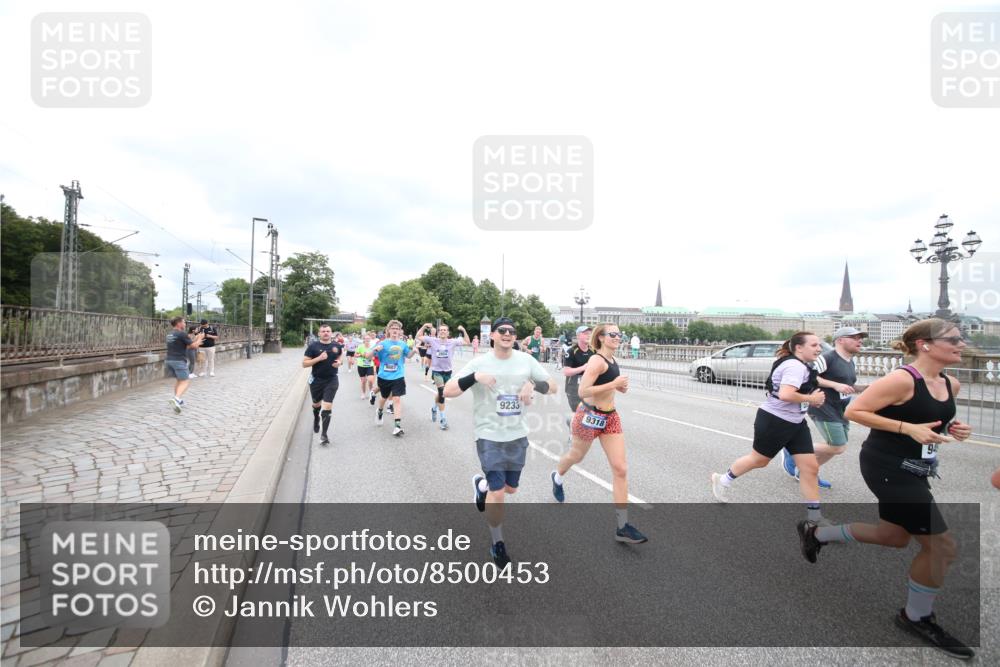 29.06.2025 - hella hamburg halbmarathon Jannik Wohlers http://msf.ph/oto/8500453 29.06.2025 10:57:18 Lombardsbrücke 1123, 1242, 1248, 1265, 1643, 2015, 2451, 2567, 2900, 3191, 3385, 3433, 3750, 3954, 4059, 4197, 4521, 4830, 5117, 5632, 5736, 6827, 6857, 6916, 7172, 7193, 7720, 8159, 8474, 8708, 8773, 8873, 9059, 9233, 9318, 9394, 9496, 9607, 9613, 9840, 10070, 10352, 10461, 10513, 10551, 10578, 10629, 10630, 10912, 11013, 11026, 11193, 11266, 11267, 11377, 11947, 12172, 12713, 12819, 13131, 13340, 13882, 14256, 14290, 14944, 14968, 15033, 15288, 15800, 15956, 15958, 16082, 16130 meine-sportfotos.de