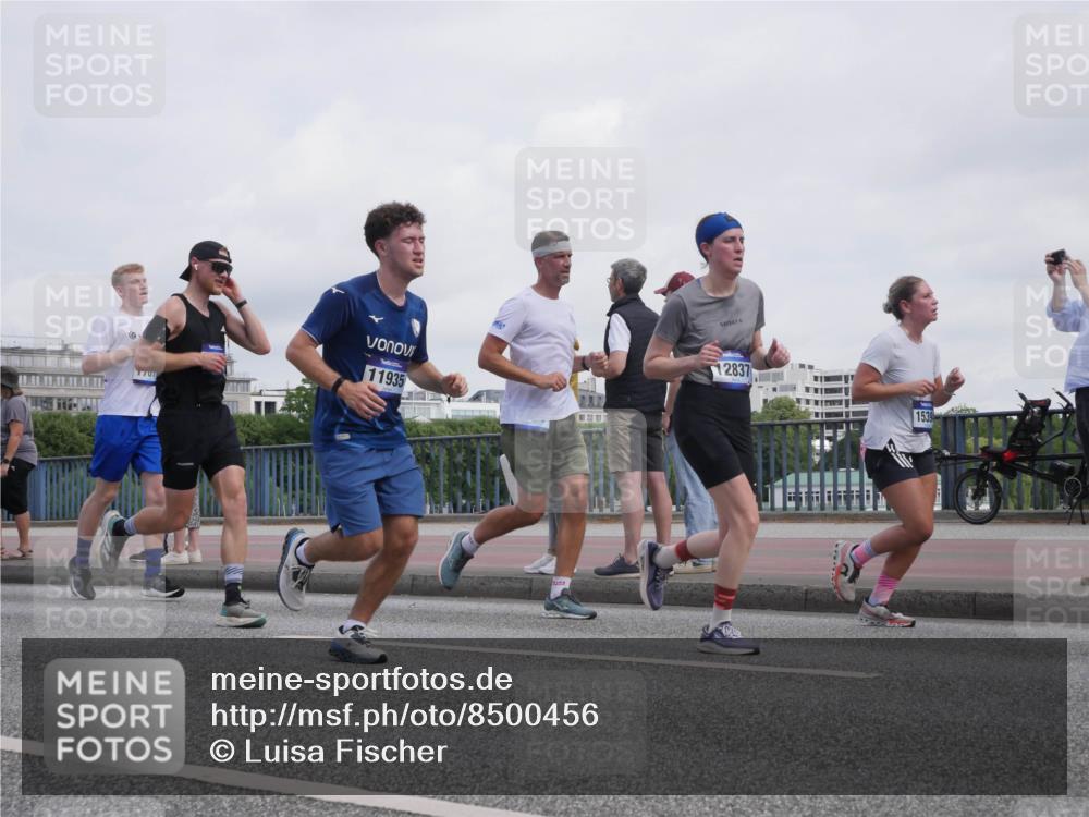 29.06.2025 - hella hamburg halbmarathon Luisa Fischer http://msf.ph/oto/8500456 29.06.2025 10:05:58 Kennedybrücke 1707, 11935, 12837, 1539, 1414, 2712, 2780, 5734, 6208, 6815, 7869, 8481, 8483, 8624, 10128 meine-sportfotos.de