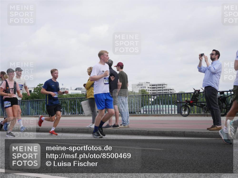 29.06.2025 - hella hamburg halbmarathon Luisa Fischer http://msf.ph/oto/8500469 29.06.2025 10:05:59 Kennedybrücke 1960, 2712, 2780, 5734, 6208, 6815, 7869, 7888, 8481, 8483, 8624, 10128 meine-sportfotos.de