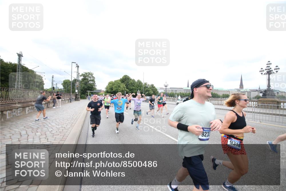 29.06.2025 - hella hamburg halbmarathon Jannik Wohlers http://msf.ph/oto/8500486 29.06.2025 10:57:19 Lombardsbrücke 1123, 1242, 1248, 1265, 1643, 2015, 2451, 2567, 2900, 3191, 3385, 3433, 3954, 4059, 4197, 4521, 4830, 5632, 5736, 6857, 6916, 7172, 7193, 7720, 8159, 8474, 8708, 8773, 9059, 9233, 9318, 9394, 9496, 9607, 9613, 9840, 10070, 10352, 10461, 10513, 10551, 10578, 10629, 10630, 10912, 11013, 11026, 11193, 11266, 11267, 11377, 11947, 12172, 12713, 12819, 13131, 13176, 13340, 13882, 14256, 14290, 14944, 14968, 15033, 15288, 15800, 15956, 15958, 16082, 16130 meine-sportfotos.de