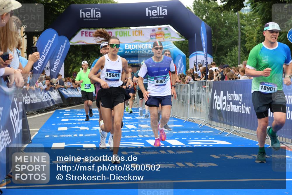 29.06.2025 - hella hamburg halbmarathon Strokosch-Dieckow http://msf.ph/oto/8500502 29.06.2025 10:53:18 Ziel 1683, 1727, 2074, 2354, 4065, 6198, 6629, 6942, 7312, 7383, 8273, 8361, 8651, 9142, 11844, 12490, 12875, 13997, 15179, 15681, 15838, 16929, 18134, 18901 meine-sportfotos.de