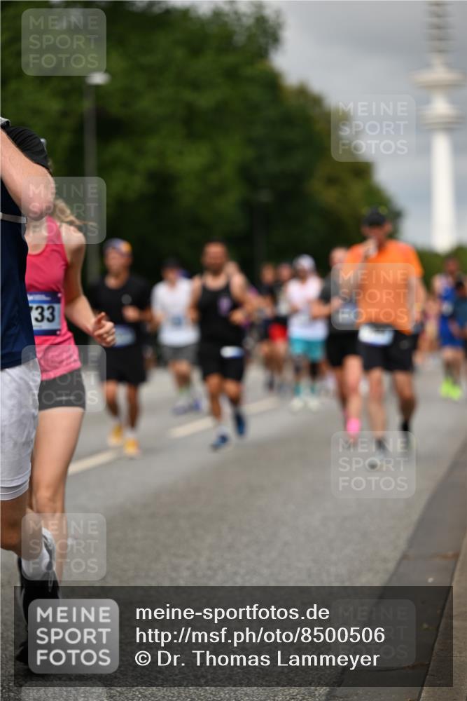 29.06.2025 - hella hamburg halbmarathon Dr. Thomas Lammeyer http://msf.ph/oto/8500506 29.06.2025 10:24:39 Kennedybrücke 1011, 1046, 1069, 1154, 1471, 1474, 1534, 2053, 2064, 2834, 3733, 3842, 4154, 4166, 4288, 4422, 4585, 4754, 4869, 5181, 5659, 5831, 5937, 6951, 7101, 7131, 7519, 7739, 7808, 8025, 8462, 8588, 8738, 9136, 9873, 10039, 10041, 10414, 10595, 10613, 10647, 10754, 11100, 11434 meine-sportfotos.de