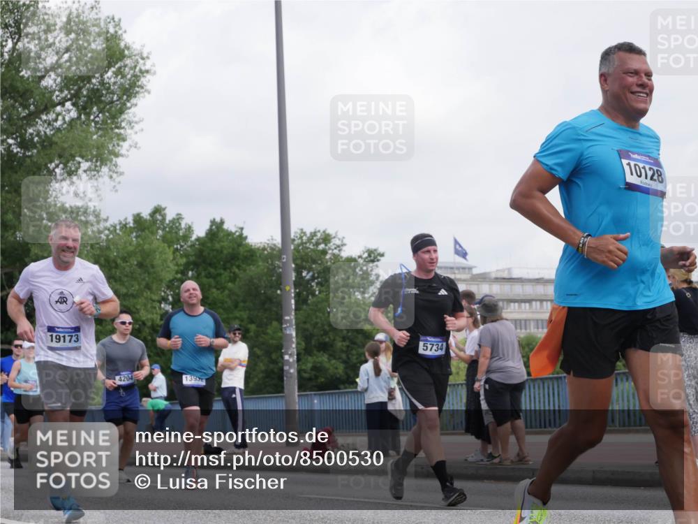 29.06.2025 - hella hamburg halbmarathon Luisa Fischer http://msf.ph/oto/8500530 29.06.2025 10:06:07 Kennedybrücke 19173, 4204, 1395, 5734, 10128, 2619, 2712, 2810, 4204, 4665, 5734, 7888, 8624, 10128 meine-sportfotos.de