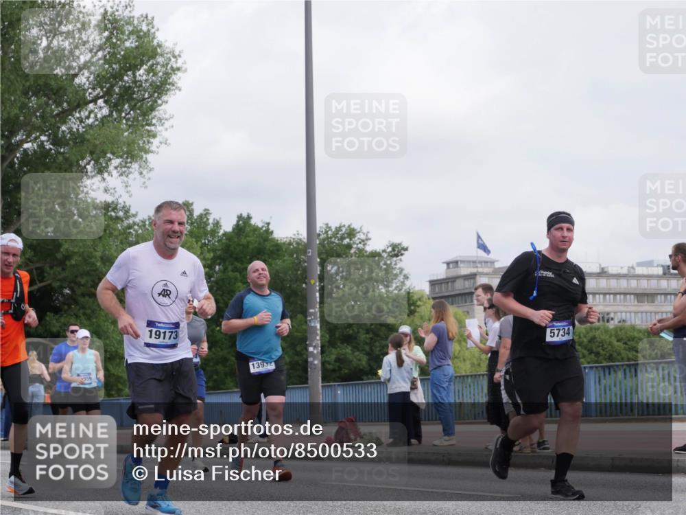 29.06.2025 - hella hamburg halbmarathon Luisa Fischer http://msf.ph/oto/8500533 29.06.2025 10:06:07 Kennedybrücke 359, 19173, 13932, 5734, 2619, 2712, 2810, 4204, 4665, 5734, 7888, 8624, 10128 meine-sportfotos.de