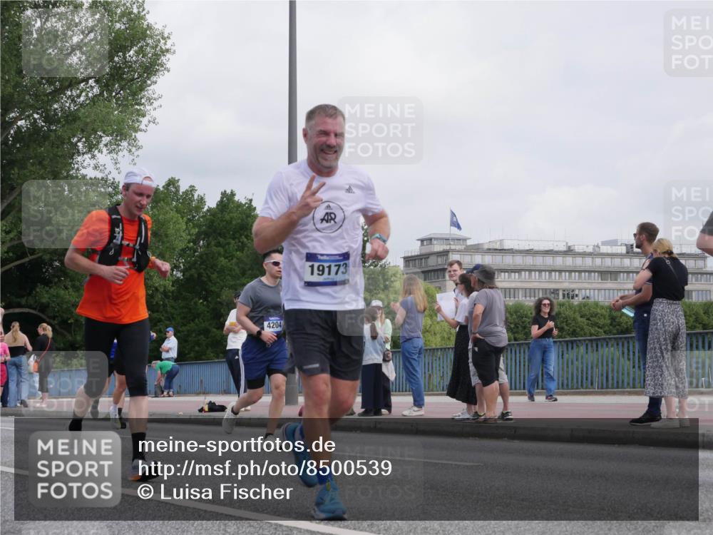 29.06.2025 - hella hamburg halbmarathon Luisa Fischer http://msf.ph/oto/8500539 29.06.2025 10:06:08 Kennedybrücke 4204, 19173, 2619, 2810, 3630, 4066, 4204, 4665, 5734, 7888, 8624, 10128 meine-sportfotos.de