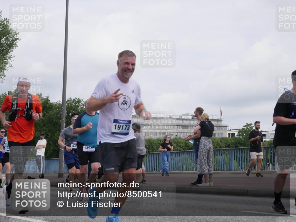 29.06.2025 - hella hamburg halbmarathon Luisa Fischer http://msf.ph/oto/8500541 29.06.2025 10:06:09 Kennedybrücke 42, 13932, 19173, 1702, 2619, 2810, 3630, 4066, 4204, 4613, 4665, 5734, 7888, 10128 meine-sportfotos.de