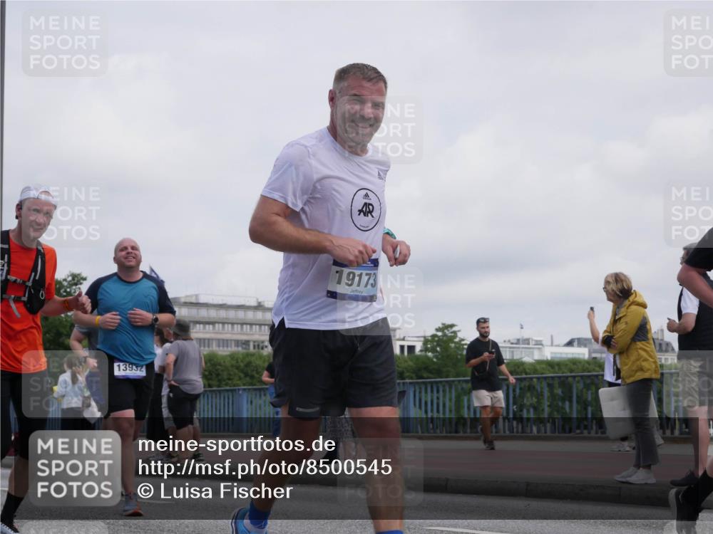 29.06.2025 - hella hamburg halbmarathon Luisa Fischer http://msf.ph/oto/8500545 29.06.2025 10:06:09 Kennedybrücke 13932, 19173, 1702, 2619, 2810, 3630, 4066, 4204, 4613, 4665, 5734, 7888, 10128 meine-sportfotos.de