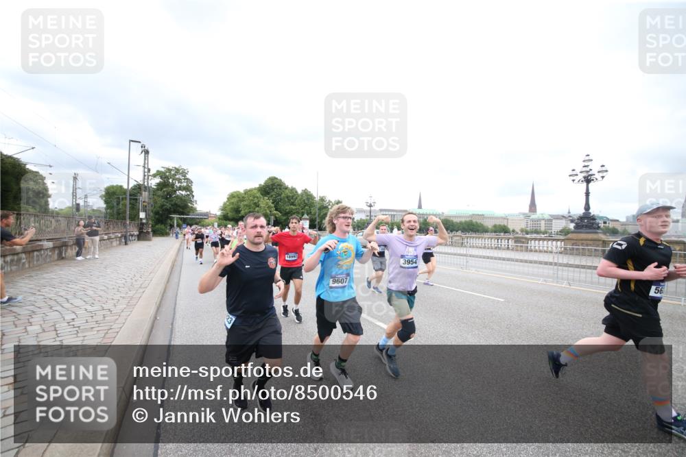 29.06.2025 - hella hamburg halbmarathon Jannik Wohlers http://msf.ph/oto/8500546 29.06.2025 10:57:20 Lombardsbrücke 1123, 1242, 1248, 1265, 1643, 2015, 2451, 2567, 2900, 3191, 3385, 3433, 3954, 4059, 4197, 4521, 4830, 5632, 5736, 6857, 6916, 7172, 7193, 7720, 8159, 8474, 8708, 8773, 9059, 9233, 9318, 9394, 9496, 9607, 9613, 9840, 10070, 10352, 10461, 10513, 10551, 10578, 10629, 10630, 10912, 11013, 11026, 11193, 11266, 11267, 11377, 11947, 12172, 12713, 12819, 13131, 13176, 13340, 13882, 14256, 14290, 14944, 14968, 15033, 15288, 15800, 15956, 16082 meine-sportfotos.de