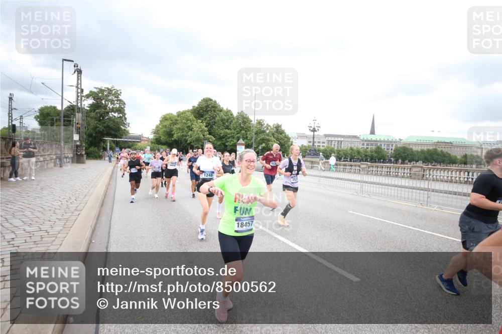 29.06.2025 - hella hamburg halbmarathon Jannik Wohlers http://msf.ph/oto/8500562 29.06.2025 10:57:21 Lombardsbrücke 1123, 1242, 1248, 1265, 1643, 2015, 2451, 2567, 2900, 3191, 3385, 3433, 3954, 4059, 4521, 4830, 5632, 5736, 6857, 6916, 7172, 7193, 7720, 8159, 8474, 8708, 8773, 9059, 9233, 9318, 9394, 9496, 9607, 9613, 9840, 10070, 10352, 10461, 10513, 10551, 10578, 10629, 10630, 10912, 11013, 11026, 11193, 11266, 11267, 11377, 11947, 12172, 13131, 13176, 13340, 13882, 14256, 14290, 15033, 15288, 15800, 15956, 16082 meine-sportfotos.de