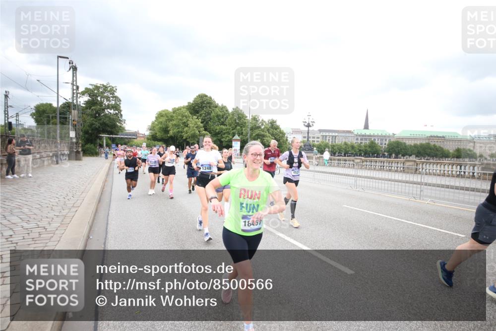 29.06.2025 - hella hamburg halbmarathon Jannik Wohlers http://msf.ph/oto/8500566 29.06.2025 10:57:21 Lombardsbrücke 1123, 1242, 1248, 1265, 1643, 2015, 2451, 2567, 2900, 3191, 3385, 3433, 3954, 4059, 4521, 4830, 5632, 5736, 6857, 6916, 7172, 7193, 7720, 8159, 8474, 8708, 8773, 9059, 9233, 9318, 9394, 9496, 9607, 9613, 9840, 10070, 10352, 10461, 10513, 10551, 10578, 10629, 10630, 10912, 11013, 11026, 11193, 11266, 11267, 11377, 11947, 12172, 13131, 13176, 13340, 13882, 14256, 14290, 15033, 15288, 15800, 15956, 16082 meine-sportfotos.de