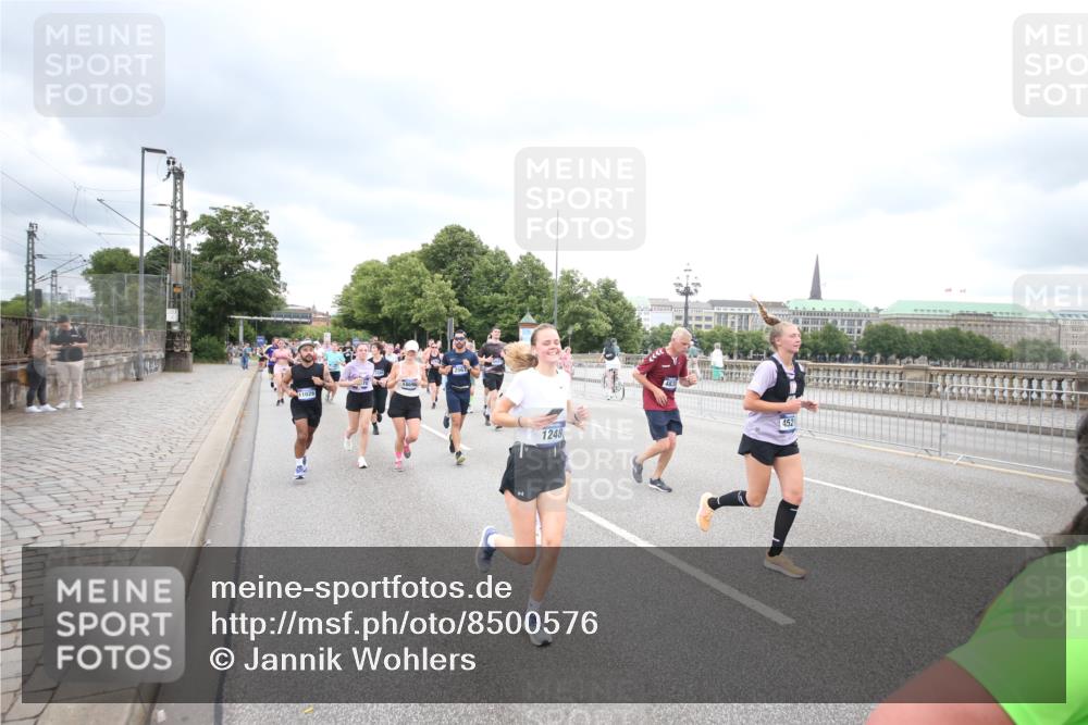 29.06.2025 - hella hamburg halbmarathon Jannik Wohlers http://msf.ph/oto/8500576 29.06.2025 10:57:21 Lombardsbrücke 1123, 1242, 1248, 1265, 1643, 2015, 2451, 2567, 2900, 3191, 3385, 3433, 3954, 4059, 4521, 4830, 5632, 5736, 6857, 6916, 7172, 7193, 7720, 8159, 8474, 8708, 8773, 9059, 9233, 9318, 9394, 9496, 9607, 9613, 9840, 10070, 10352, 10461, 10513, 10551, 10578, 10629, 10630, 10912, 11013, 11026, 11193, 11266, 11267, 11377, 11947, 12172, 13131, 13176, 13340, 13882, 14256, 14290, 15033, 15288, 15800, 15956, 16082 meine-sportfotos.de
