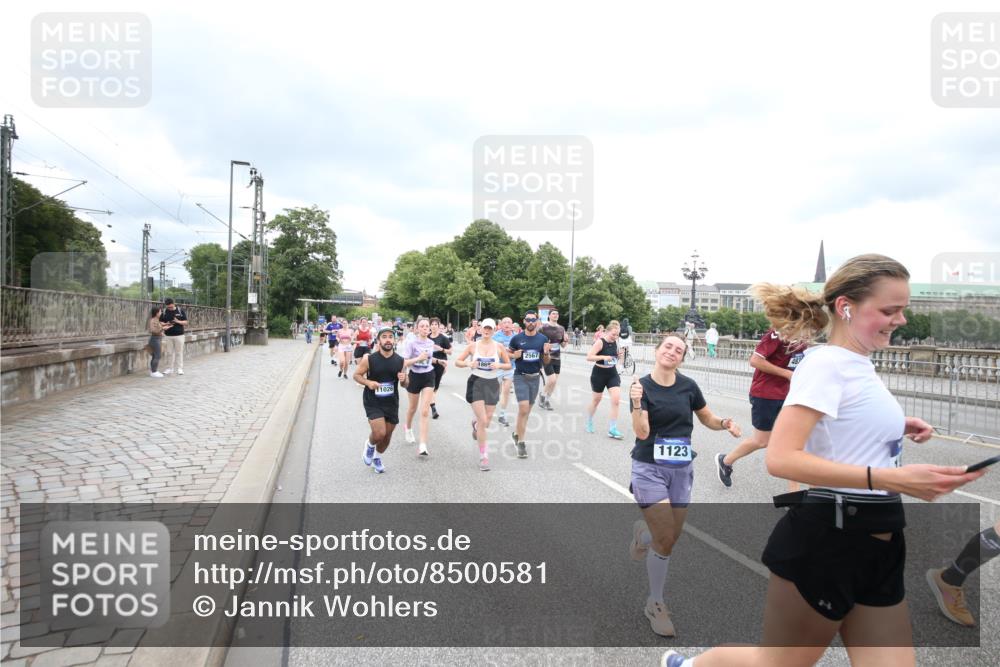 29.06.2025 - hella hamburg halbmarathon Jannik Wohlers http://msf.ph/oto/8500581 29.06.2025 10:57:22 Lombardsbrücke 1123, 1242, 1248, 1265, 2015, 2451, 2567, 2900, 3191, 3385, 3433, 3954, 4059, 4521, 4830, 5632, 5736, 6857, 6916, 7172, 7193, 7720, 8159, 8474, 8708, 8773, 9059, 9233, 9318, 9394, 9496, 9607, 9613, 9840, 10070, 10352, 10461, 10513, 10551, 10578, 10629, 10630, 10912, 11013, 11026, 11193, 11266, 11267, 11377, 11947, 12172, 13131, 13176, 13340, 13882, 14256, 14290, 15288, 15800, 15956, 16082 meine-sportfotos.de