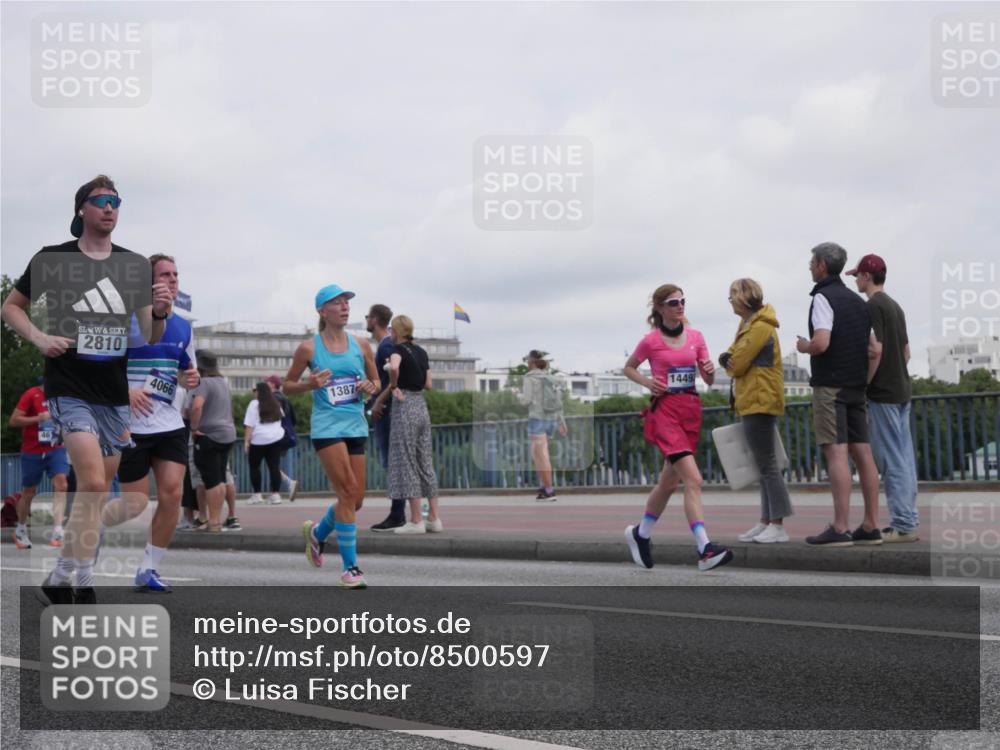 29.06.2025 - hella hamburg halbmarathon Luisa Fischer http://msf.ph/oto/8500597 29.06.2025 10:06:16 Kennedybrücke 46, 2810, 4066, 1387, 1449, 1135, 1138, 1482, 1702, 2619, 2810, 3630, 4066, 4613, 4665, 9439 meine-sportfotos.de