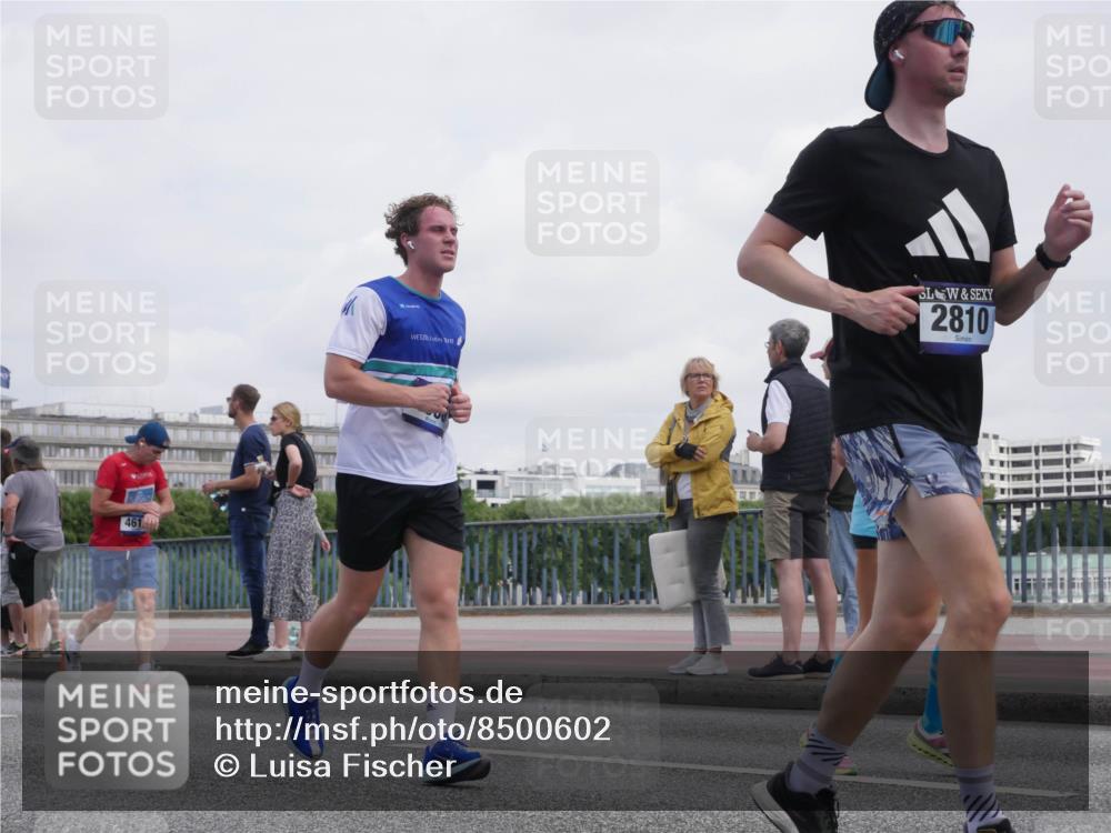 29.06.2025 - hella hamburg halbmarathon Luisa Fischer http://msf.ph/oto/8500602 29.06.2025 10:06:18 Kennedybrücke 461, 2810, 1135, 1138, 1482, 1702, 2619, 2782, 2810, 3572, 3630, 4066, 4613, 7210, 7211, 7290, 9439, 10824 meine-sportfotos.de