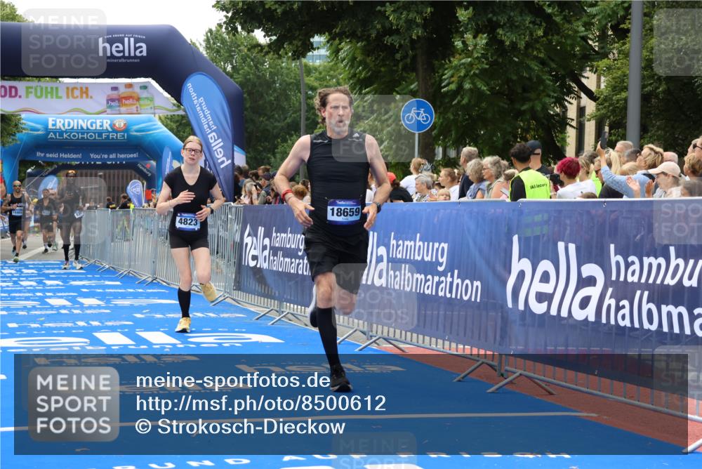 29.06.2025 - hella hamburg halbmarathon Strokosch-Dieckow http://msf.ph/oto/8500612 29.06.2025 10:42:55 Ziel 4823, 5011, 5477, 7035, 8218, 9364, 10469, 13398, 14447, 14849, 15297, 15301, 15851, 18559, 18659 meine-sportfotos.de