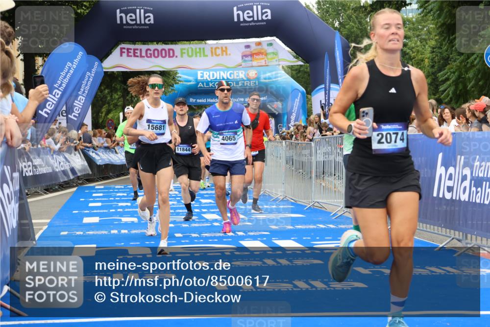 29.06.2025 - hella hamburg halbmarathon Strokosch-Dieckow http://msf.ph/oto/8500617 29.06.2025 10:53:17 Ziel 1683, 1727, 2074, 2354, 4065, 6198, 6942, 7312, 7383, 8273, 8361, 8651, 9142, 11844, 12490, 12875, 13997, 15179, 15681, 15838, 16929, 16986, 18134, 18901 meine-sportfotos.de