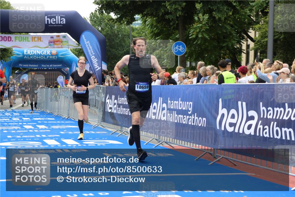 29.06.2025 - hella hamburg halbmarathon Strokosch-Dieckow http://msf.ph/oto/8500633 29.06.2025 10:42:55 Ziel 4823, 5011, 5477, 7035, 8218, 9364, 10469, 13398, 14447, 14849, 15297, 15301, 15851, 18559, 18659 meine-sportfotos.de