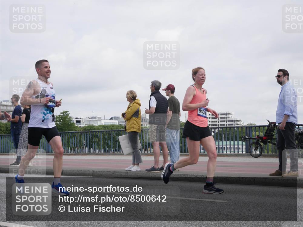 29.06.2025 - hella hamburg halbmarathon Luisa Fischer http://msf.ph/oto/8500642 29.06.2025 10:06:23 Kennedybrücke 9439, 1114, 1135, 1138, 1482, 2782, 3001, 3572, 6217, 7210, 7211, 7290, 9439, 9554, 10824 meine-sportfotos.de
