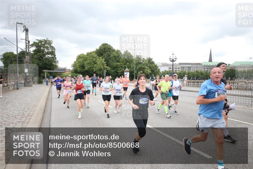29.06.2025 - hella hamburg halbmarathon Jannik Wohlers http://msf.ph/oto/8500668 29.06.2025 10:57:24 Lombardsbrücke 1123, 1242, 1248, 1265, 2015, 2451, 2567, 2900, 3191, 3644, 3954, 4059, 4521, 4830, 5632, 5736, 6916, 7172, 7193, 7556, 8159, 8474, 8708, 8713, 8773, 9059, 9233, 9318, 9394, 9496, 9607, 9613, 9840, 10070, 10352, 10380, 10461, 10513, 10551, 10578, 10629, 10630, 10912, 11013, 11026, 11193, 11266, 11267, 11377, 12172, 13131, 13176, 13340, 13352, 13882, 14256, 14290, 14453, 15552, 15800, 15956, 16082 meine-sportfotos.de