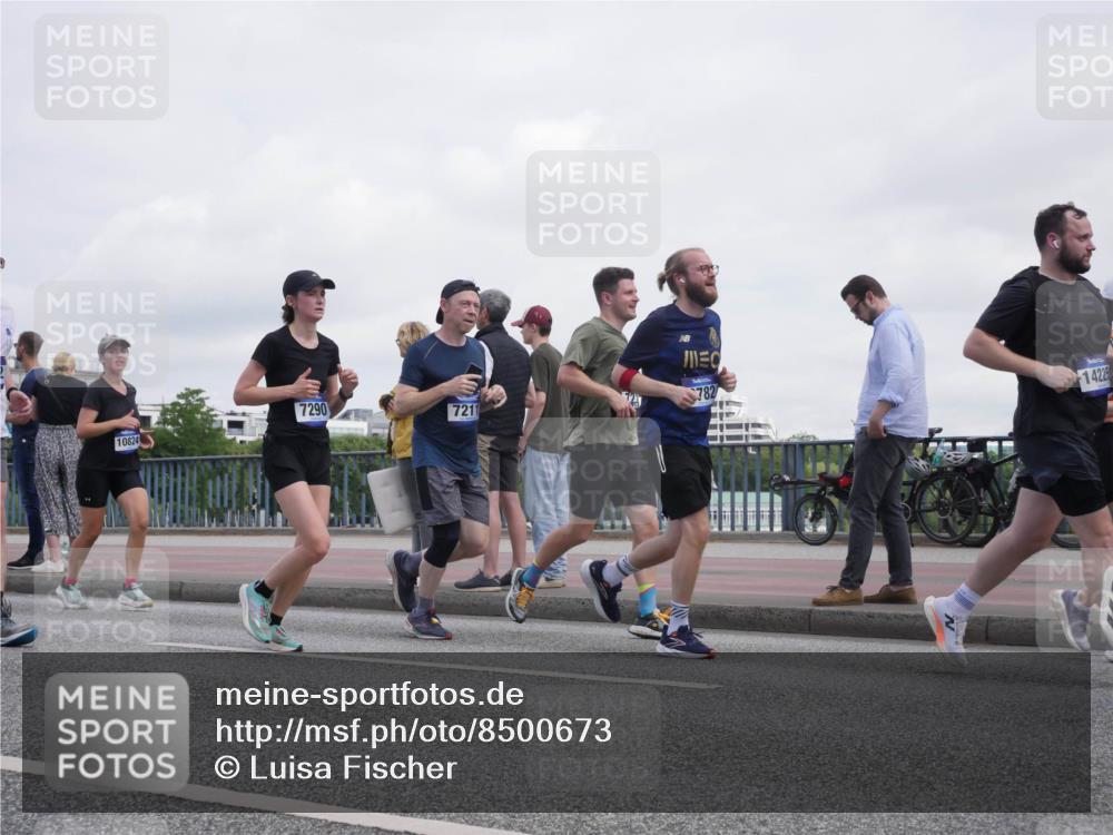 29.06.2025 - hella hamburg halbmarathon Luisa Fischer http://msf.ph/oto/8500673 29.06.2025 10:06:27 Kennedybrücke 7290, 7211, 10824, 782, 14225, 1114, 1482, 2782, 3001, 3572, 6217, 7210, 7211, 7290, 8614, 9554, 10824 meine-sportfotos.de