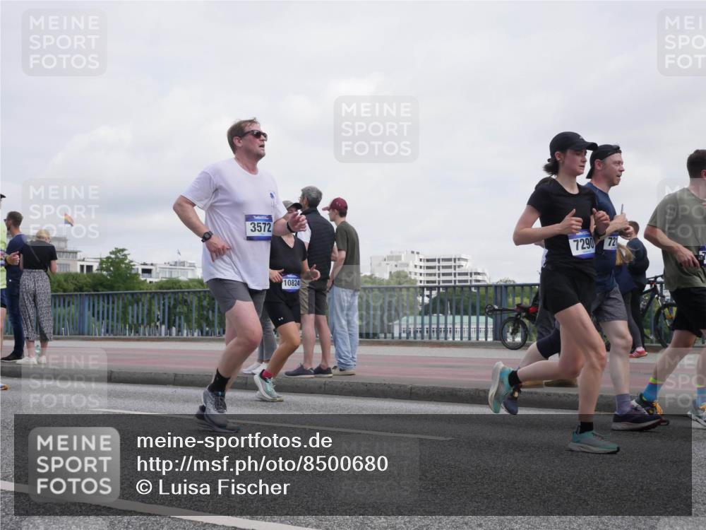 29.06.2025 - hella hamburg halbmarathon Luisa Fischer http://msf.ph/oto/8500680 29.06.2025 10:06:28 Kennedybrücke 3572, 10824, 7290, 72, 1114, 1482, 1885, 2759, 2782, 3001, 3572, 6217, 7210, 7211, 7290, 8614, 9453, 9554, 10824 meine-sportfotos.de