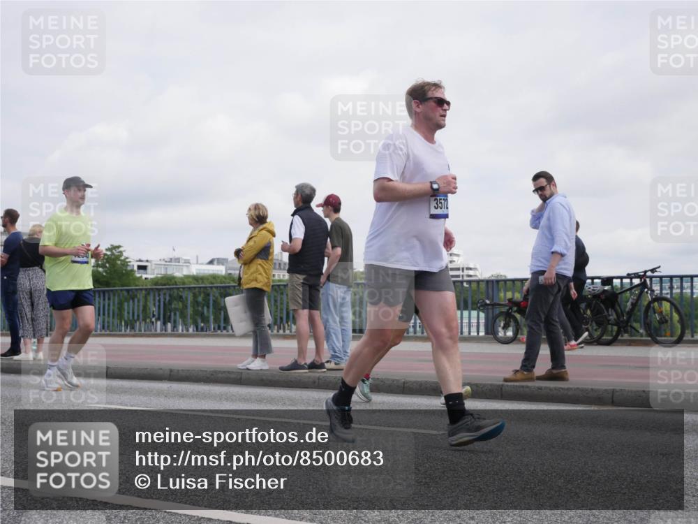 29.06.2025 - hella hamburg halbmarathon Luisa Fischer http://msf.ph/oto/8500683 29.06.2025 10:06:28 Kennedybrücke 3572, 1114, 1482, 1885, 2759, 2782, 3001, 3572, 6217, 7210, 7211, 7290, 8614, 9453, 9554, 10824 meine-sportfotos.de