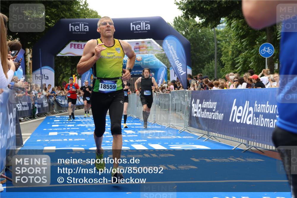 29.06.2025 - hella hamburg halbmarathon Strokosch-Dieckow http://msf.ph/oto/8500692 29.06.2025 10:42:53 Ziel 4823, 5011, 5477, 7035, 7105, 8218, 9364, 13398, 14447, 14560, 14813, 14849, 15297, 15301, 15851, 18559, 18659 meine-sportfotos.de