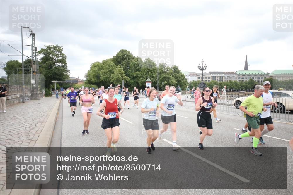 29.06.2025 - hella hamburg halbmarathon Jannik Wohlers http://msf.ph/oto/8500714 29.06.2025 10:57:25 Lombardsbrücke 1123, 1242, 1248, 1265, 2015, 2451, 2567, 2900, 3191, 3644, 3954, 4059, 4521, 4830, 5632, 6337, 6916, 7172, 7193, 7556, 8159, 8474, 8708, 8713, 8773, 9059, 9233, 9318, 9394, 9398, 9436, 9607, 9613, 9840, 10070, 10352, 10380, 10461, 10513, 10551, 10578, 10629, 10630, 10912, 11013, 11026, 11193, 11266, 11267, 11377, 13176, 13352, 13882, 14256, 14290, 14453, 14507, 15552, 15800, 15956, 16082 meine-sportfotos.de