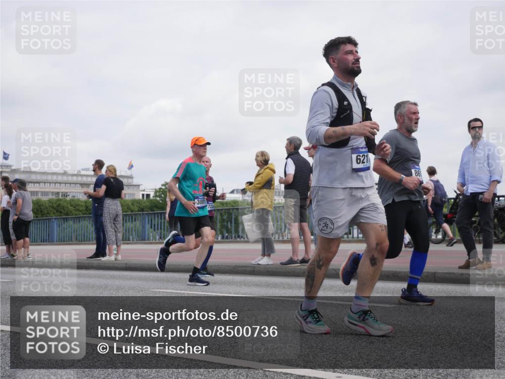 29.06.2025 - hella hamburg halbmarathon Luisa Fischer http://msf.ph/oto/8500736 29.06.2025 10:06:34 Kennedybrücke 3001, 722, 621, 86, 1114, 1885, 2594, 2759, 3001, 4511, 6217, 6391, 7935, 8614, 9453 meine-sportfotos.de