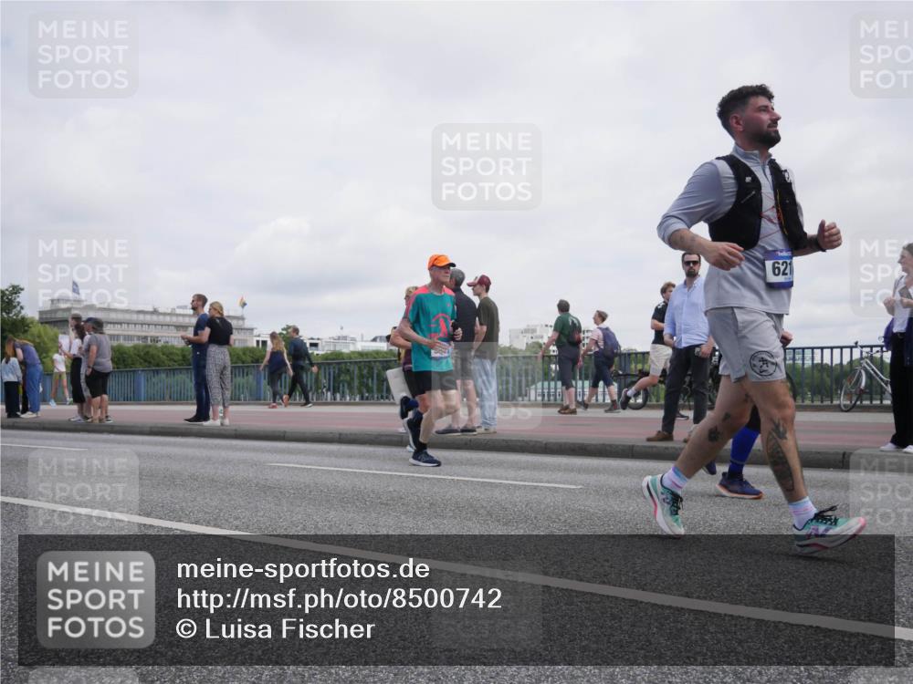 29.06.2025 - hella hamburg halbmarathon Luisa Fischer http://msf.ph/oto/8500742 29.06.2025 10:06:34 Kennedybrücke 621, 1114, 1885, 2594, 2759, 3001, 4511, 6217, 6391, 7935, 8614, 9453 meine-sportfotos.de