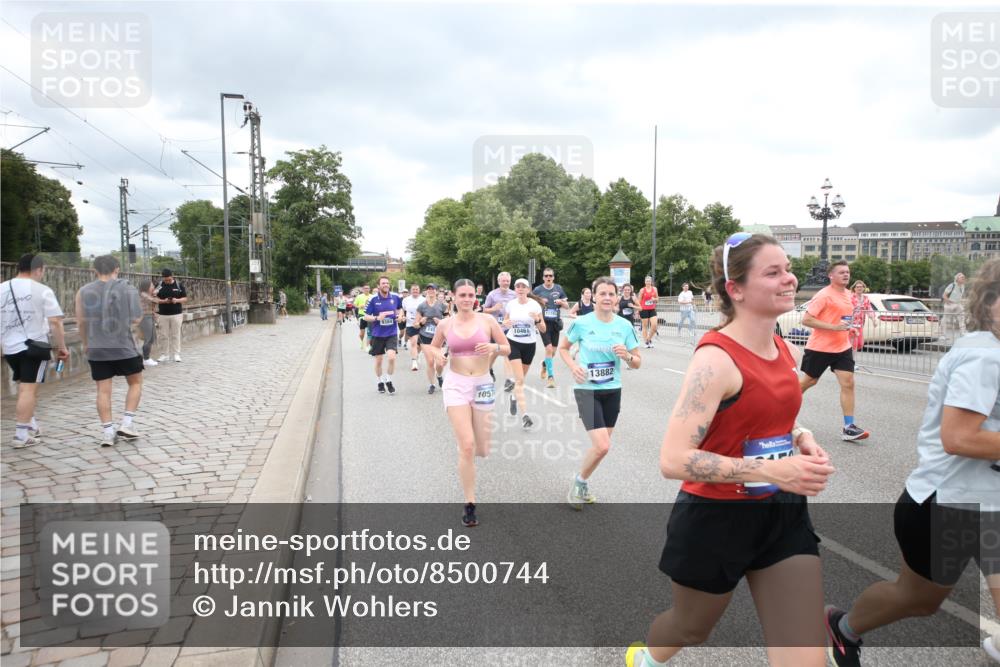 29.06.2025 - hella hamburg halbmarathon Jannik Wohlers http://msf.ph/oto/8500744 29.06.2025 10:57:26 Lombardsbrücke 1123, 1242, 1248, 1265, 2015, 2451, 2567, 2900, 3191, 3644, 3954, 4059, 4521, 4830, 5632, 6316, 6337, 6916, 7172, 7193, 7556, 8159, 8474, 8713, 8773, 9059, 9233, 9318, 9394, 9398, 9436, 9607, 9613, 9840, 10070, 10352, 10380, 10461, 10513, 10551, 10560, 10578, 10629, 10630, 10912, 11013, 11026, 11193, 11263, 11266, 11267, 11353, 11377, 13176, 13352, 13364, 13804, 13882, 14290, 14453, 14507, 15510, 15552, 15800, 15956, 16082 meine-sportfotos.de