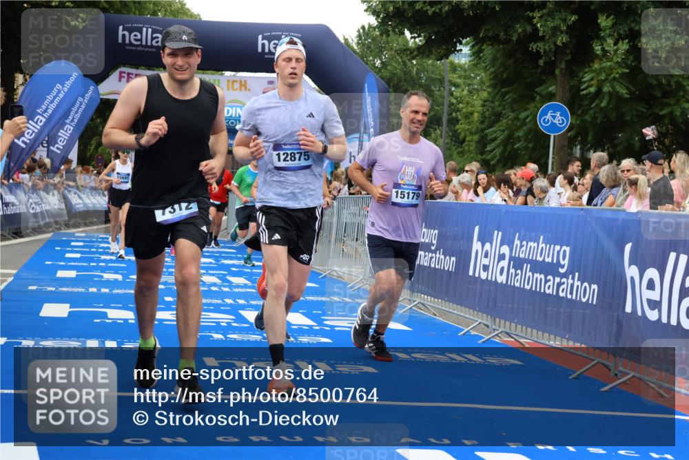 29.06.2025 - hella hamburg halbmarathon Strokosch-Dieckow http://msf.ph/oto/8500764 29.06.2025 10:53:15 Ziel 1683, 1727, 2074, 2111, 2354, 4065, 7312, 7383, 8273, 8361, 8651, 9142, 11844, 12490, 12875, 15179, 15681, 15838, 16929, 16986, 18134, 18901 meine-sportfotos.de